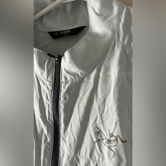 Men’s size small Arc’teryx, lightweight wind shell in light blue/gray - Picture 2 of 3